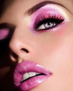 12whoami12:  prettymakeups:  How many likes does this superb makeup look deserve ?   Owww pinky makeup!!!