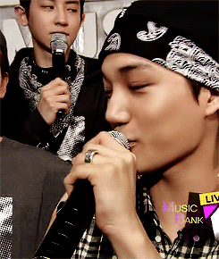  Jongin’s hand gestures as he talks. 