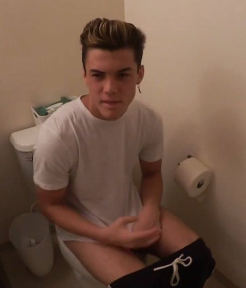 johnnyfeelgood20:Pooping