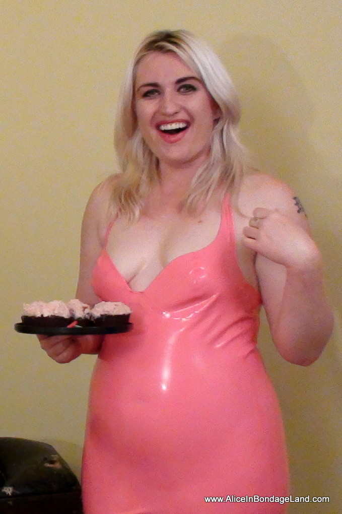 mistressaliceinbondageland:  Time for cupcake birthday mayhem with my friends Lady