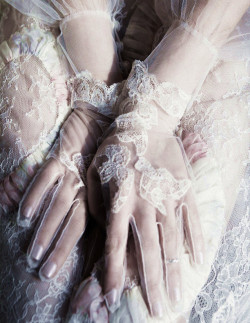  Lace gloves from Valentino Haute Couture