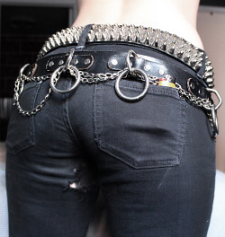hellray:  Finally put some chains on my bondage belt after forgetting to for like two years. So heavy now, love it.  