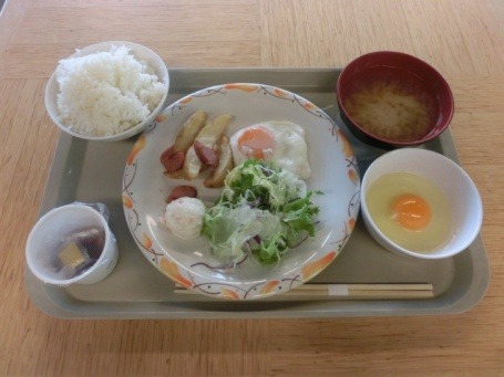 jeou:  Universities across Japan are beginning to offer balanced breakfast options for only 100 yen (Ũ.98) to students so they can show students the importance of breakfast on their health and well-being. 