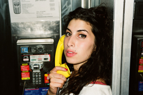 raunchily:  19-year-old Amy Winehouse photographed