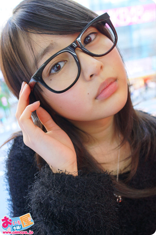 shishamoblue:  オープン２７０５日目 - おいも屋本舗ブログ「ひとりもちこ劇場。メガネ女子編。」 持田そら