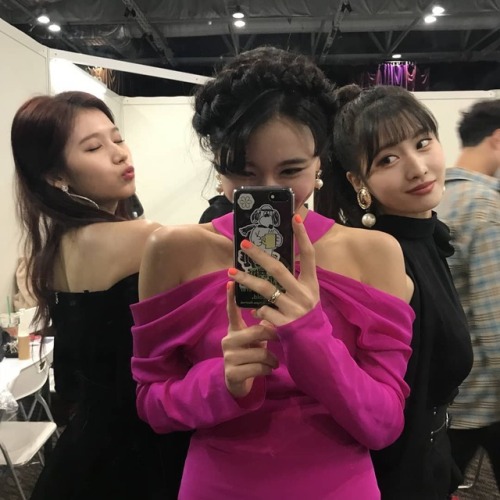 girlgroupinsta: 181215 / twicetagram:3년 전 이곳 홍콩 마마에서 처음 신인상을 받았었는데이곳에서 3번째로 올해의 노래상을 받네요너무 고맙고 