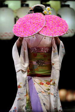 geisha-kai:  Higashiyama Hanatoro 2012: maiko