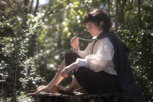 Finally got around to having a photoshoot of my Frodo Baggins cosplay! I&rsquo;m very excited to
