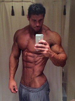 alphamusclehunks:SEXY, LARGE and IN CHARGE.