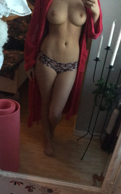 sinfulmiss:  I 💕 robes.  sinfulmiss.tumblr.com  