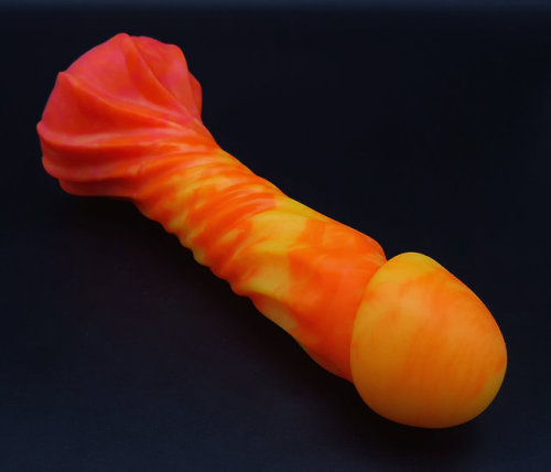 Marco of Uberrime Handmade Dildos does perhaps the most mind-blowing colorations, marbles, fades, AN
