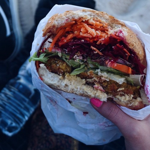 tessbegg: One good falafel burger down on the beach #vegan