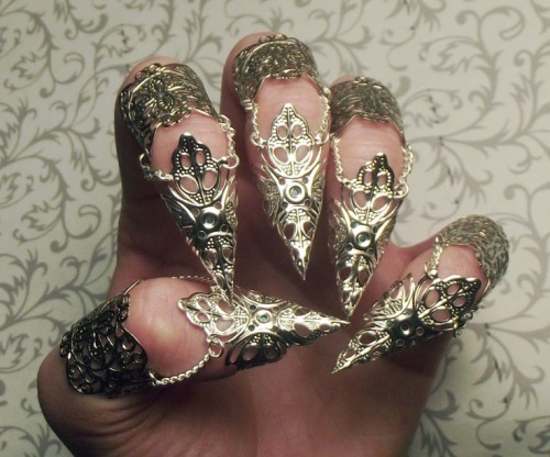 amortentiafashion: Potioneers sometimes have need of “claws” such as these in order to m