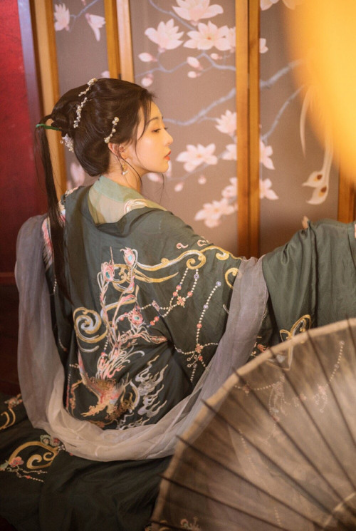 ziseviolet: Traditional Chinese hanfu and guqin/古琴 (zither).