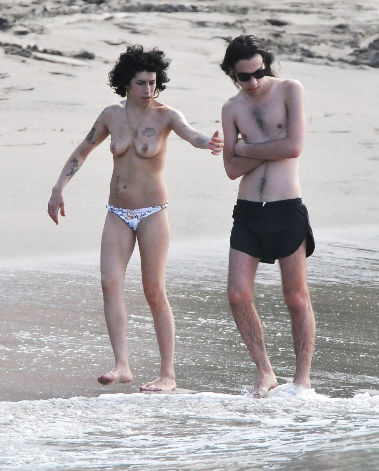 toplessbeachcelebs: Amy Winehouse (Singer) topless in St. Lucia (January 2009)