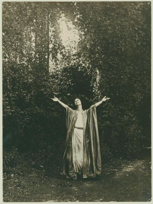 Isadora duncan [Irma Duncan Collection.] (1919)