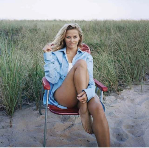 thejennifers: Reese on the beach