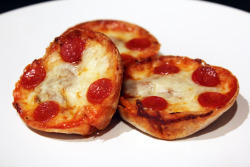 happychomp:  Mini Deep Dish Pizzas Since I’m in love with pizza, I was excited to try this recipe out with small “deep dish” pizzas that were also healthy! :) Ingredients: Whole wheat tortillas Pizza sauce Shredded mozzarella cheese Mini turkey