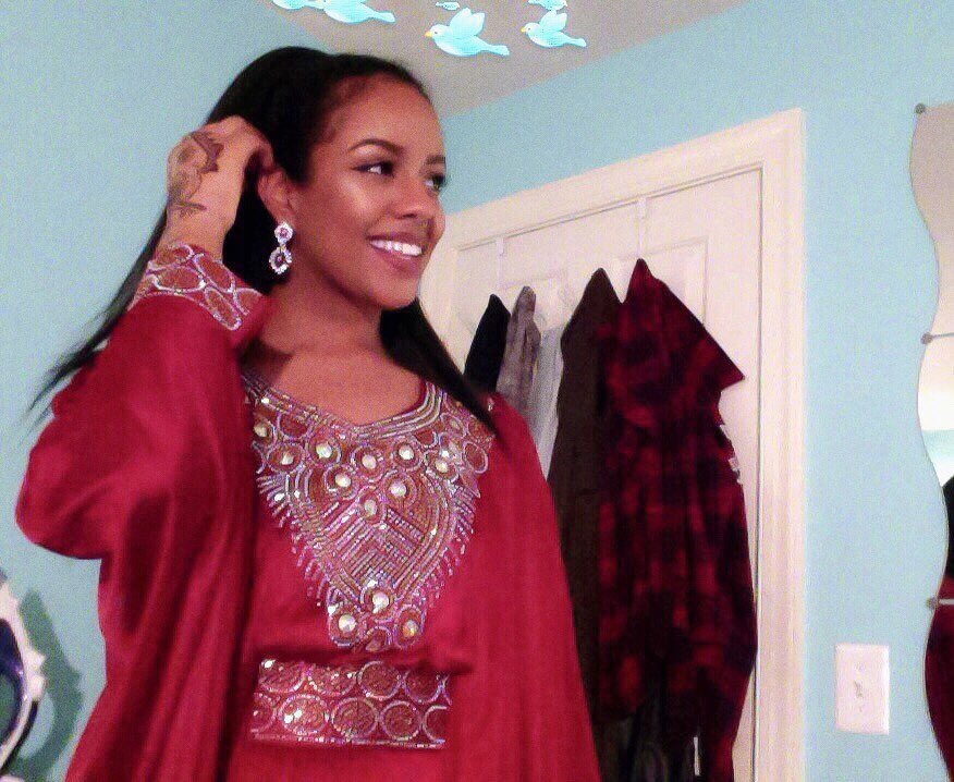 shawty-arabia:  Eid Mubarak 🌙  Wow she looks like Aaliyah !