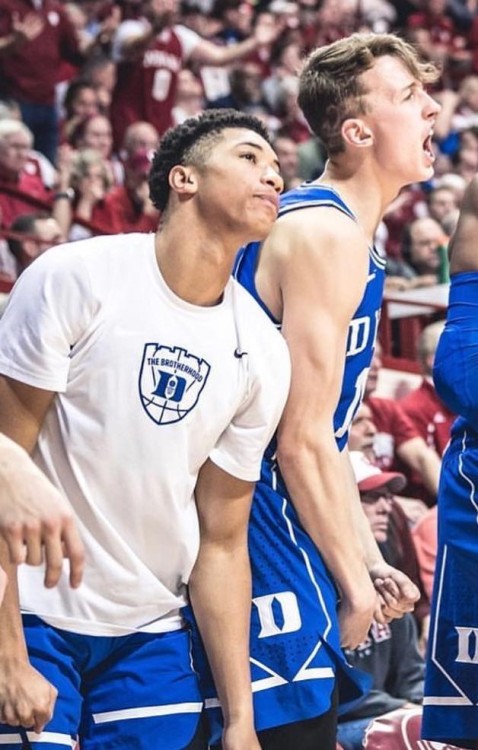 br0mancebooty: go-pumas: bromancebooty: Alex O'Connell & Jordan Goldwire basketball bromance (Du