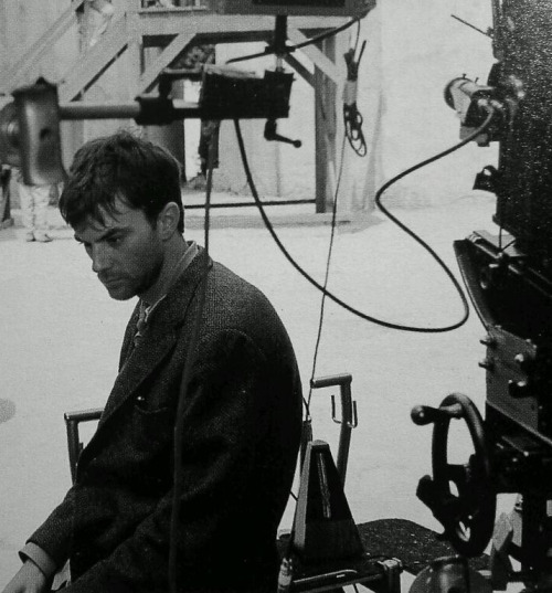 pickledelephant:  Paul Thomas Anderson sits next to the hand-cranked camera used to film the first part of the prologue of Magnolia (1999) 