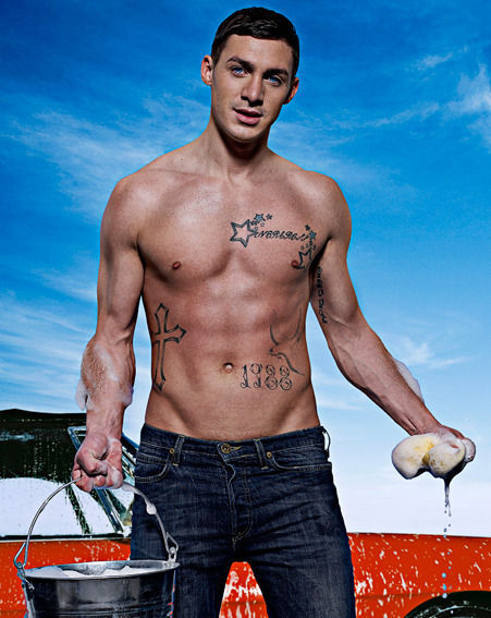 jezebelsboys:  British Actor Kirk Norcross gets exposed. 😍😍 Watch the video
