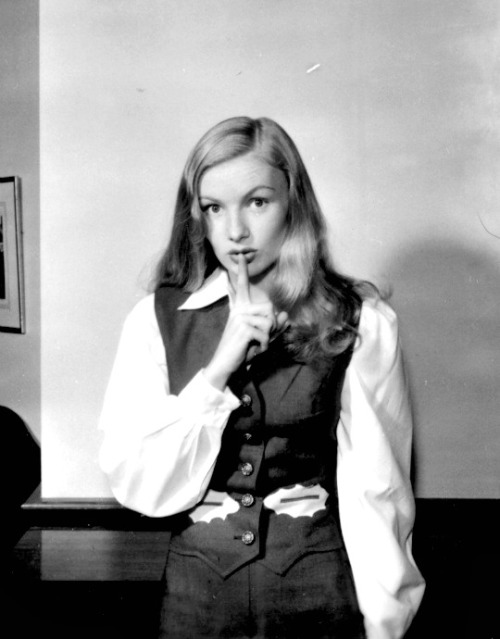 missveronicalakes:Rare photo of Veronica Lake in the 1940s.