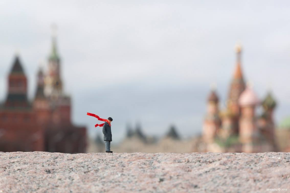 archatlas:  The Little People Project  Slinkachu    His miniature figures are left