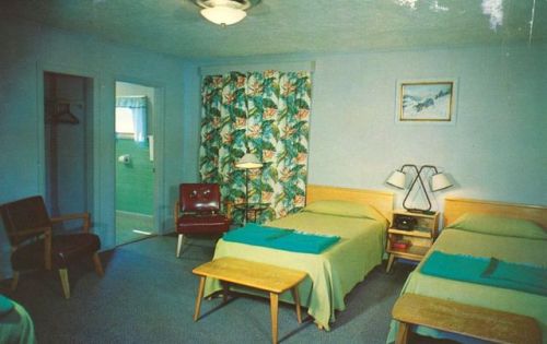 vintageeveryday: Room for a night - Cool pics show the interior of hotel rooms in the U.S from the 1