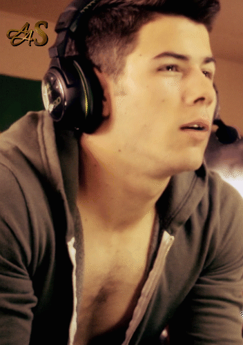 itsandrewbarrybitch:  WHAT THE ACTUAL FUCK NICK JONAS :O 