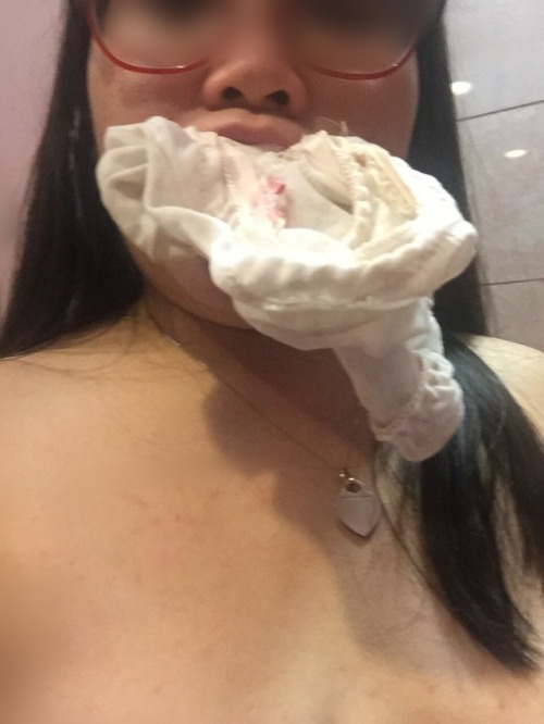 jieshan86: Tasting her own panties during work Nice, can I have that?