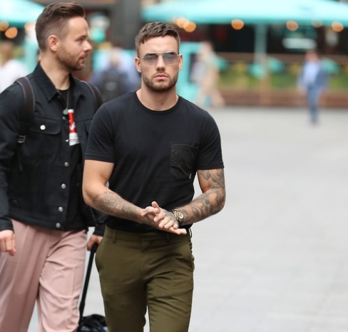 purepaynesource:Liam Payne arriving at Capital Breakfast radio studios - 03/09