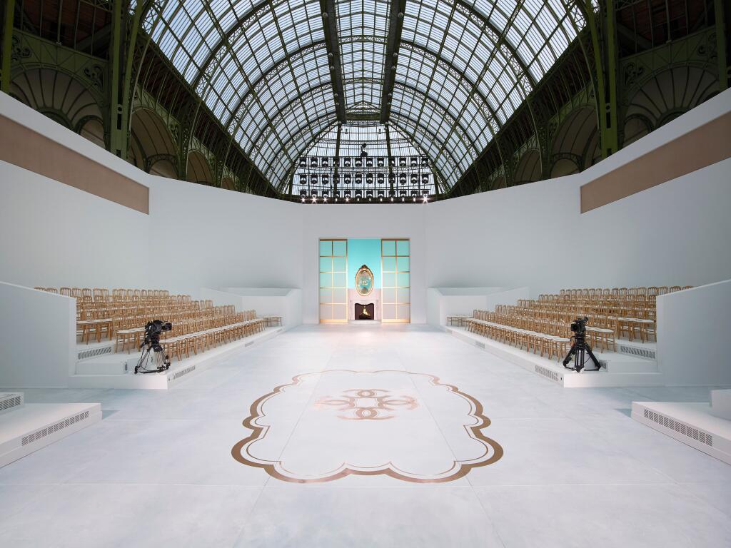 nyctaeus:  Decor for the Fall-Winter 2014/15 Haute Couture show  
