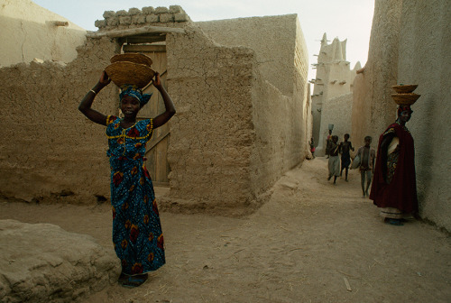 natgeofound:Women carry baskets on their heads while children play in Kotaka, Mali, 1991.Photograph 