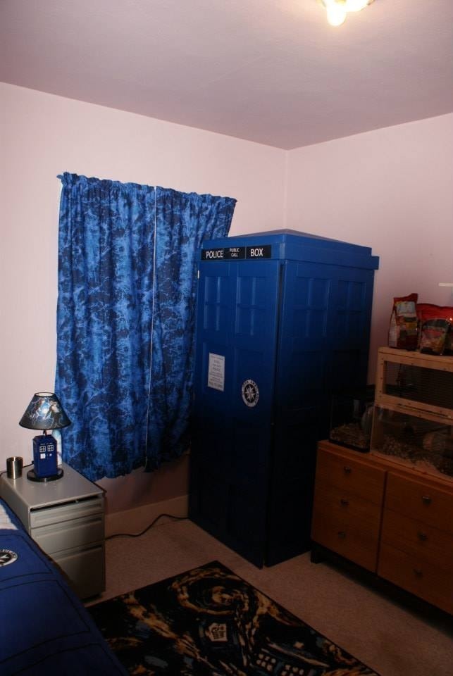 thebrokentardis:  My birthday present! My dad made me a seven foot TARDIS vanity/desk