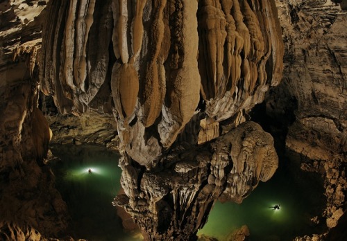 finofilipino: La cueva vietnamita más grande del mundo se mantuvo oculta en la profundidad de los bosques del Parque Nacional Phong Nha Ke Bang hasta 1991 y tiene su propio río, selva y clima. Los exploradores Howard y Deb Limbert tardaron un año