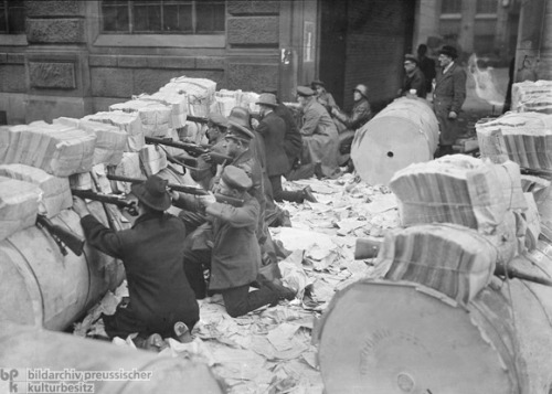 historium:Spartacists (Communist-aligned revolutionaries), after taking a newspaper office in Berlin