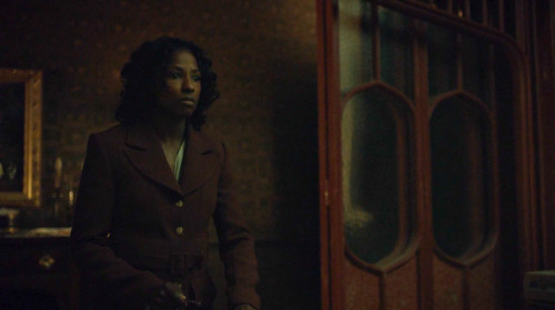 weartherude:H&amp;M Burgundy Fitted JacketAs worn by Reba McClane in The Wrath of the Lamb74% polyes