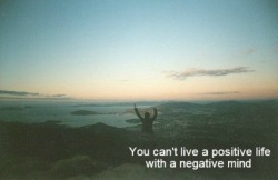 no se puede vivir una vida positiva  con