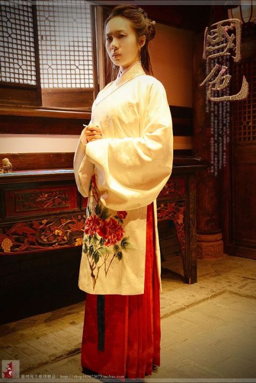 fouryearsofshades:筱绣阁 shop102072073.taobao.com/ Traditional Chinese Hanfu. Fun fact: this out