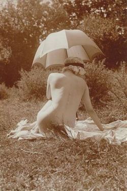  Charles Augustin Lhermitte. Jeune femme nue dans un pré se reposant à l’ombre d’une ombrelle vers 1912. Via RMN 