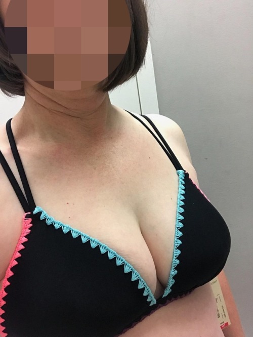 sm54usa5:  Sexy Mormon wife tried on some adult photos