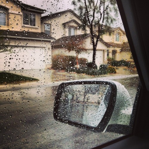 ashley-jorden:  So it’s #raining —#lasvegas #vegas #weather #webstagram #iphoneonly #doubletap #water #chilly #bob