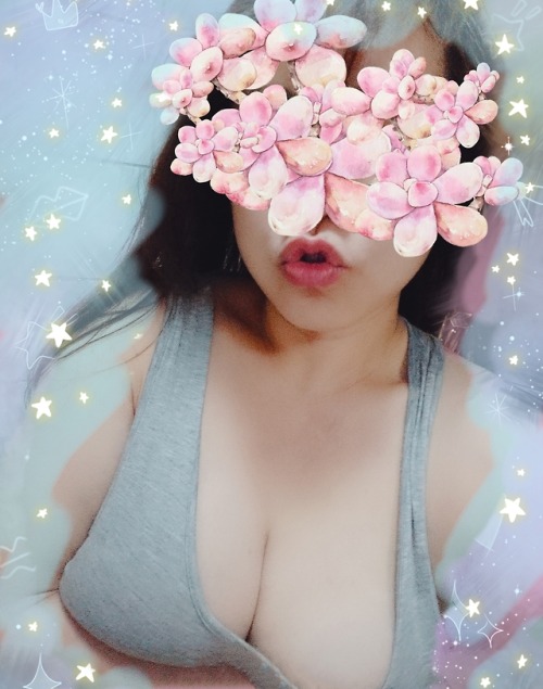 bitchloveyou00: 晚安安唷 好久不見（？的大家～～ 知道你們想我，教主這不就來了嗎？ 誰叫我被新工作操到不要不要的，回家連拍照的力氣的沒有…….. 是說，我看別的女湯主都越玩越大，口味越