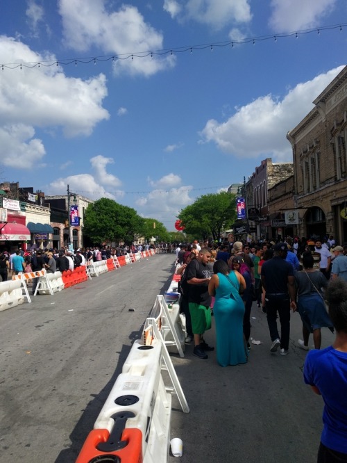 音楽の祭典から始まったSXSW。道端でドラムやピアノを演奏をする人、カンガルーを抱えた人や、蛇を首に巻いてる人、巨大な看板を持って歩いている人などなど、街中がお祭り状態です。音楽の音量もとてもすごいで