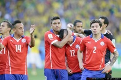 holisoyelnikoytunosahjfvehsd:  futubandera:  Chile, Chile querido, tu que tantas alegrías me diste, tú que tanto te esforzaste, tú que a  pesar de que te daban por  muerto seguiste jugando, tú que ante Brasil entraste a comerte el mundo, tú que