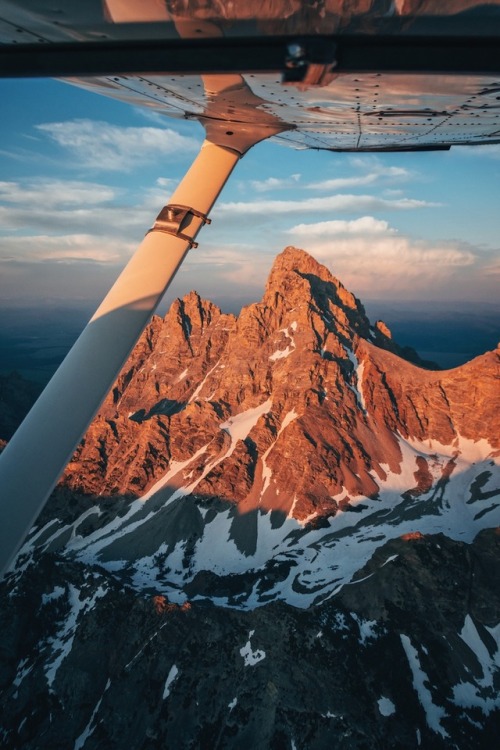 An evening over the Tetons with Fly Jackson Hole. @zeisenhauer