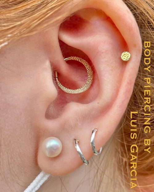 Upgraded this healed daith to this lovely 14kt yellow gold hammered seam ring from @duskbodyjewelry 