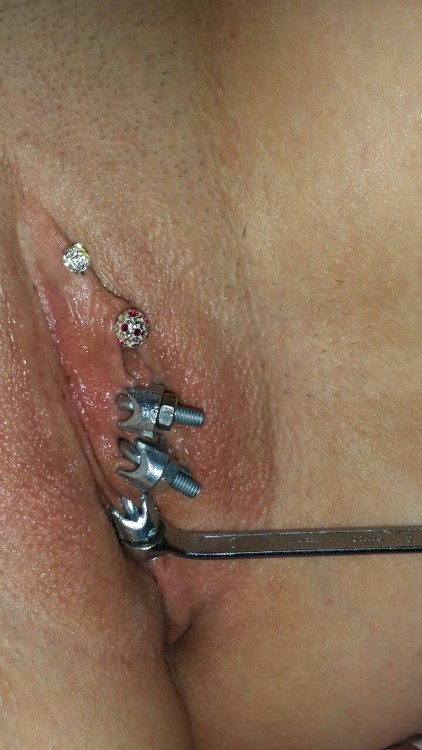 Porn Pics extremesadistic:  mmpiercing:  Closes her