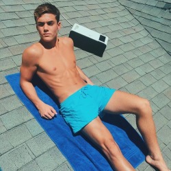 thedolanbabes:  rooftop tanning